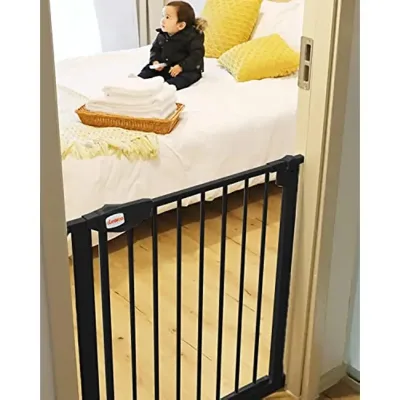 Barrière d'escalier noire à fermeture automatique – image 3